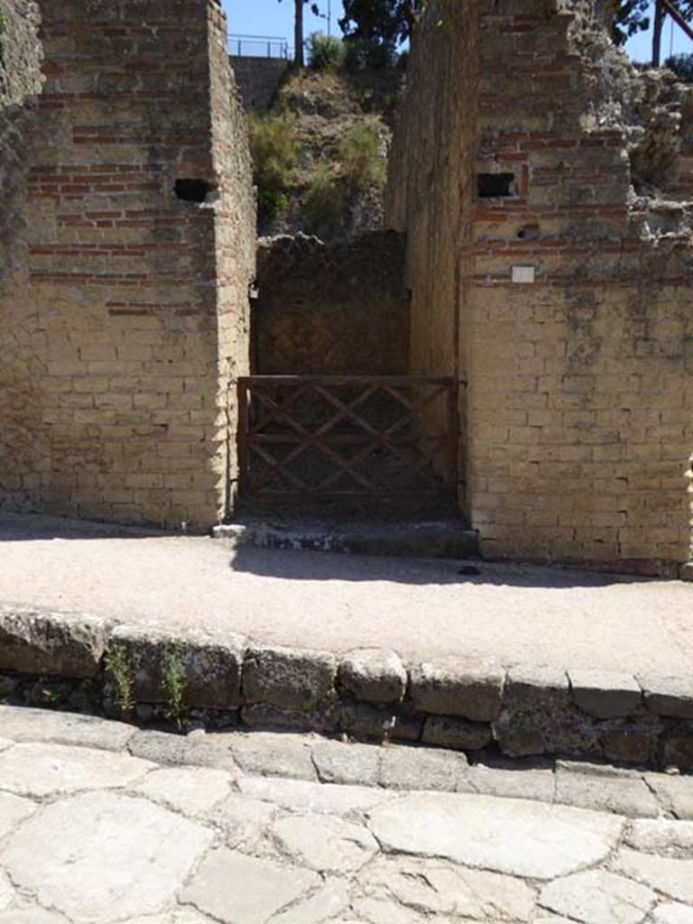 Ins. Orientalis II.12, Herculaneum. July 2015. Looking towards entrance doorway.
Photo courtesy of Michael Binns.